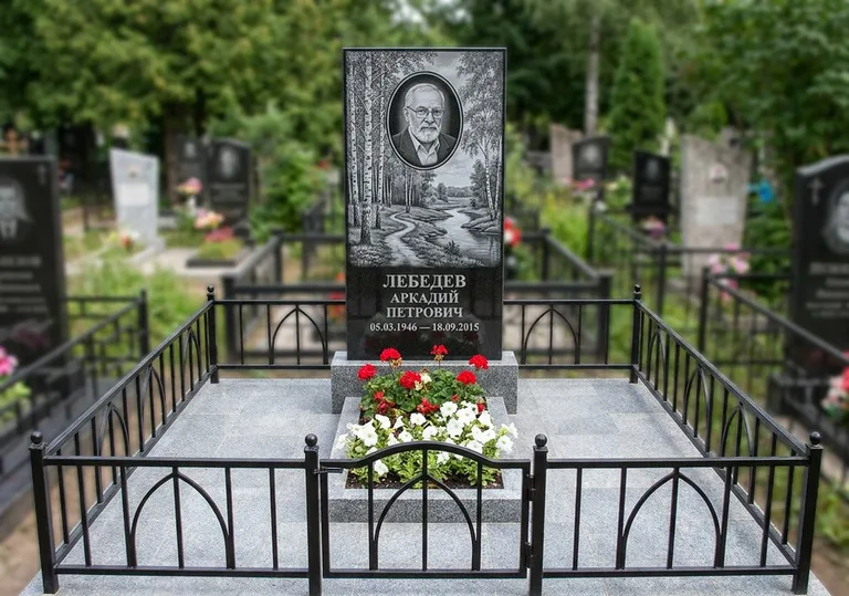 Памятник с гравировкой берёзовой рощи, портретом и надписью в Краснодаре