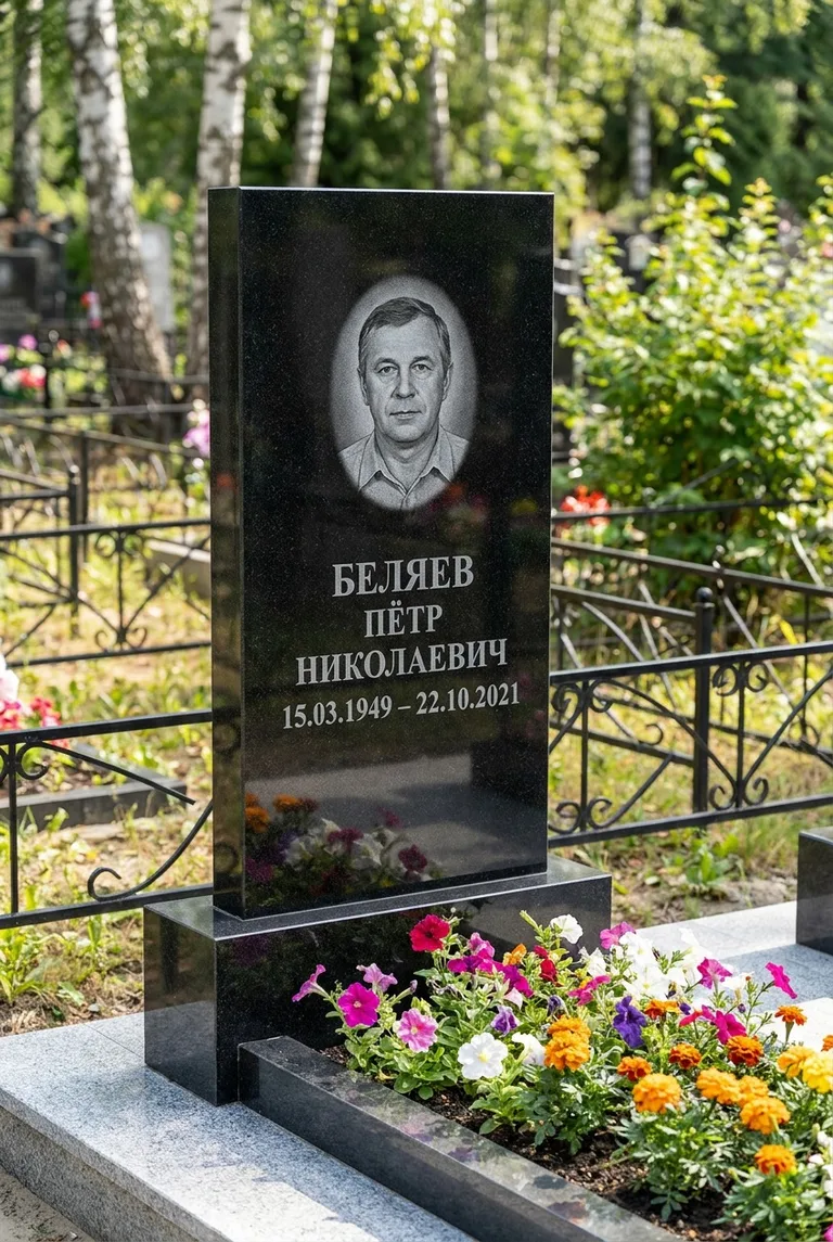 Вертикальный чёрный гранитный памятник под ключ с цветником в Краснодаре