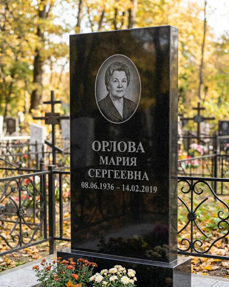 Вертикальный серый гранитный памятник под ключ, осень в Краснодаре