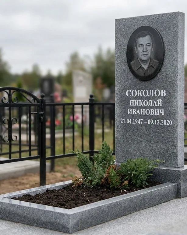 Чёрный памятник под ключ на гранитном цоколе в Краснодаре