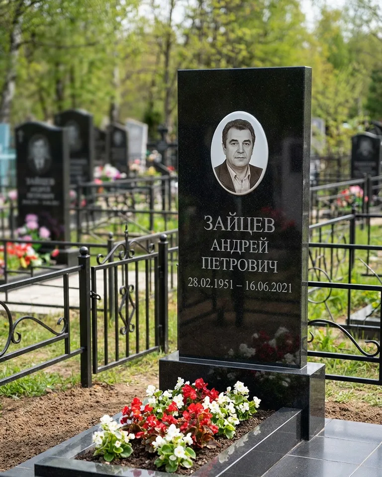 Памятник под ключ с гранитной вазой и цветами в Краснодаре