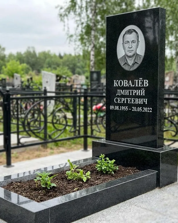 Горизонтальный серый памятник под ключ, осень в Краснодаре