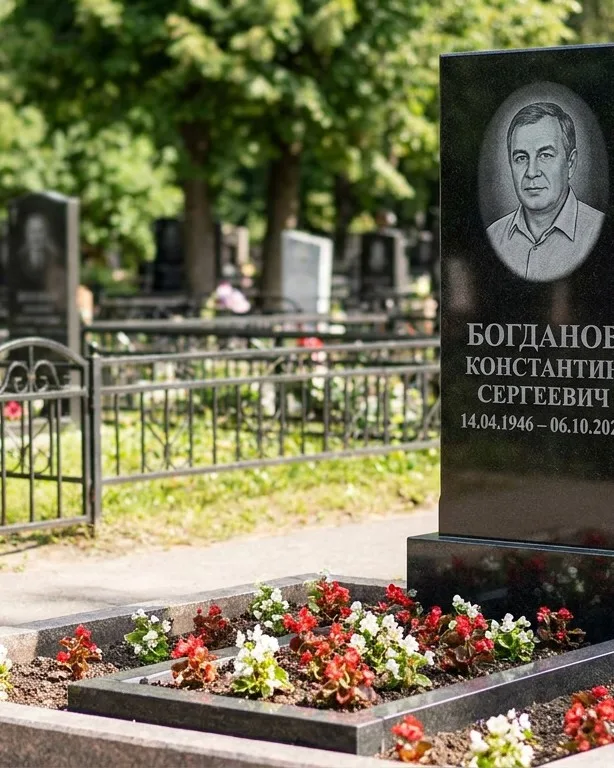 Низкий горизонтальный памятник под ключ с цветником в Краснодаре