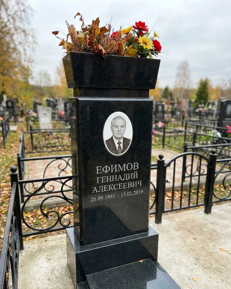 Двойной семейный памятник под ключ с портретами в Краснодаре