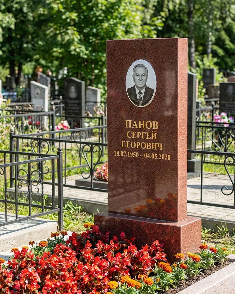 Двойной серый памятник под ключ с вазой в Краснодаре