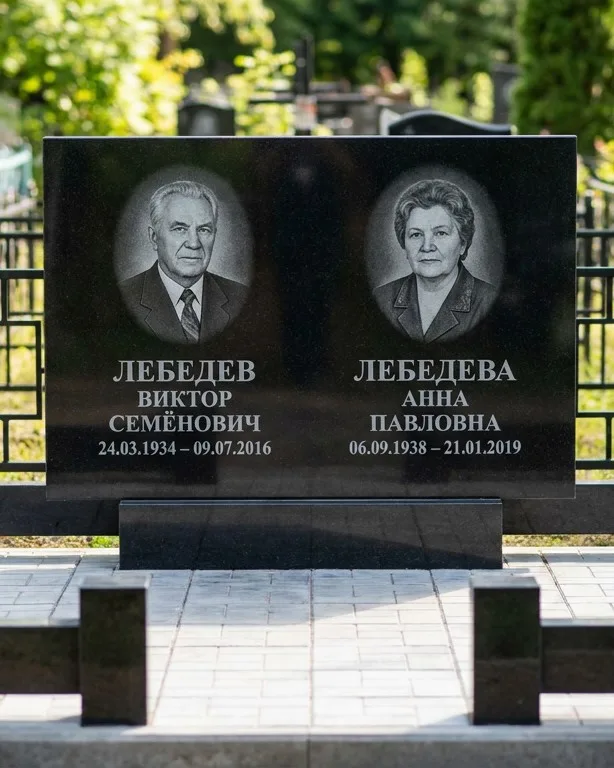 Памятник под ключ из красного гранита в Краснодаре