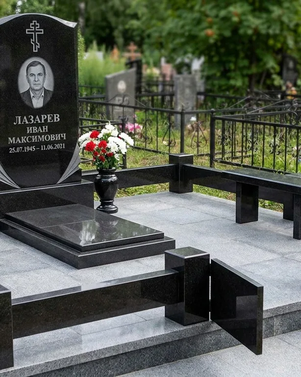 Памятник под ключ зимой с венком в Краснодаре