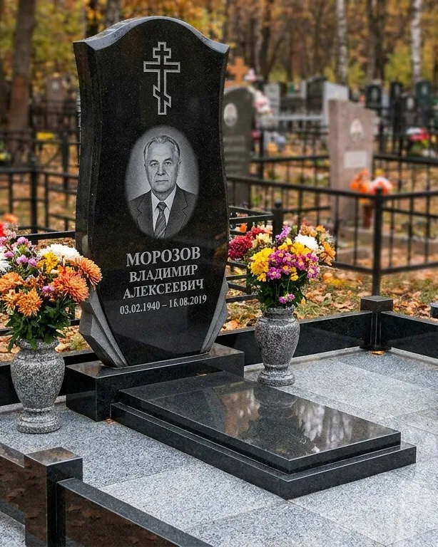 Памятник под ключ со скамьёй и мощением в Краснодаре