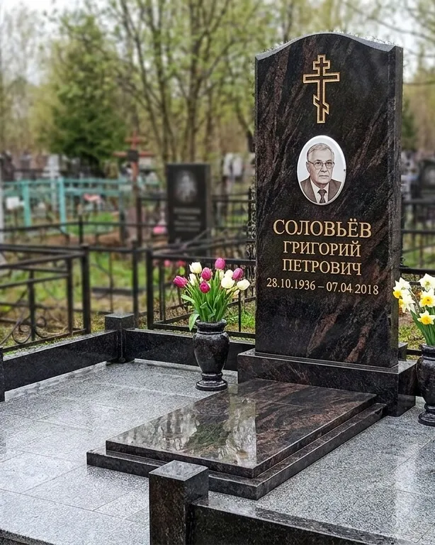 Памятник под ключ с гранитным цоколем и вазой, осень в Краснодаре