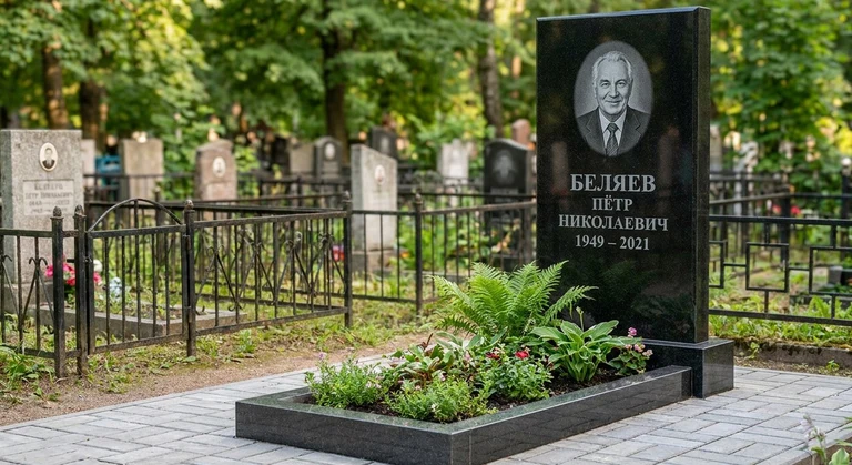 Памятник под ключ в Краснодаре — гранитная стела с цветником и благоустройством, установлен под ключ