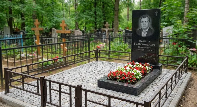 Памятник под ключ с цветником и благоустройством в Краснодаре
