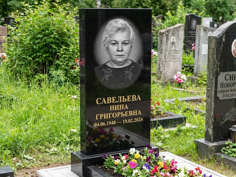 Портрет на памятнике в Краснодаре — Паспортное фото восстановили и награвировали на чёрной стеле