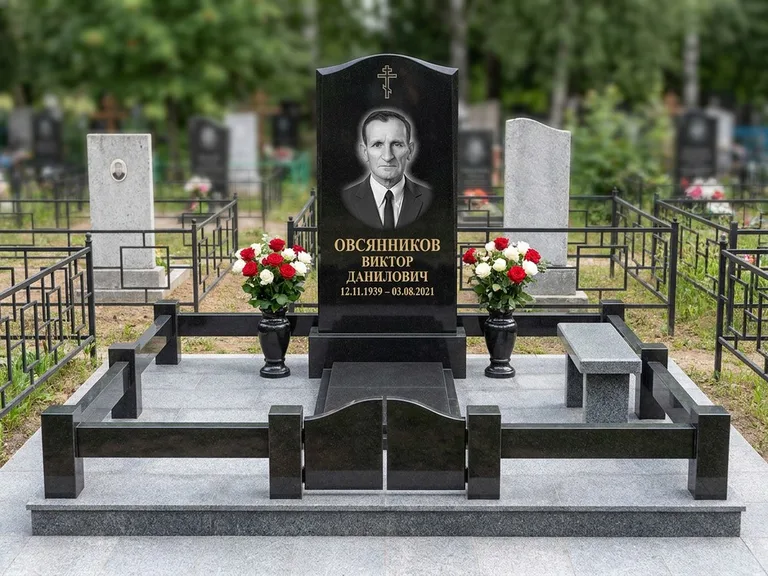 Портрет на памятнике в Краснодаре — Старый снимок → гравировка на премиум-комплексе с плиткой и оградой