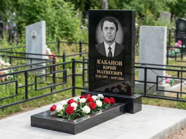 Портрет на памятнике в Краснодаре — Старый снимок → гравировка на вертикальной стеле