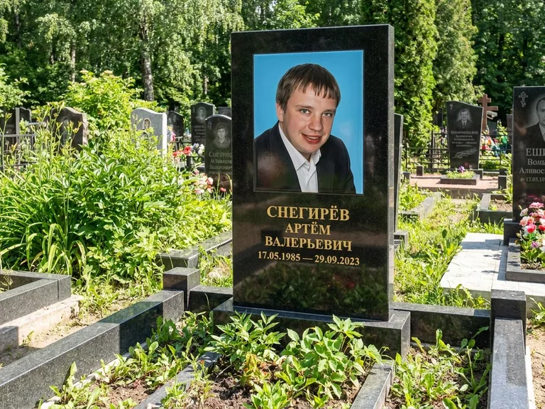 Портрет на памятнике в Краснодаре — Цветное фото → прямоугольная фотокерамика на чёрном граните