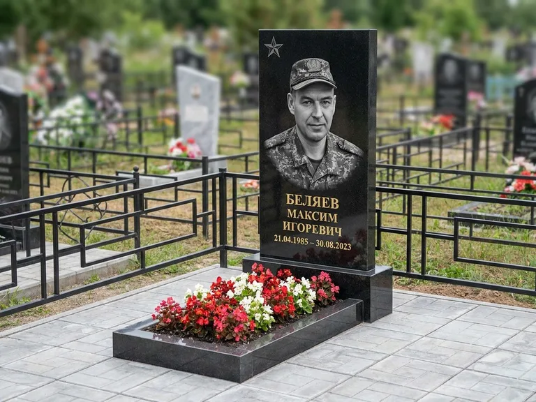 Портрет на памятнике в Краснодаре — Военное фото → цветная фотокерамика, гравированная звезда