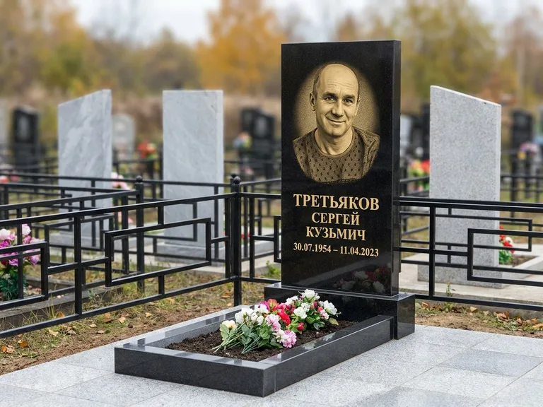 Портрет на памятнике в Краснодаре — Восстановленный портрет → гравировка на вертикальной стеле