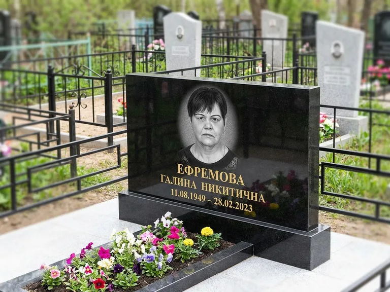Портрет на памятнике в Краснодаре — Ч/б портрет → гравировка на горизонтальном памятнике