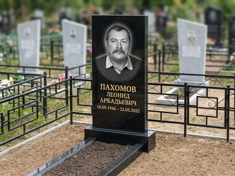 Портрет на памятнике в Краснодаре — Маленькое фото → гравировка на простом бюджетном памятнике