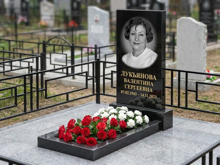 Портрет на памятнике в Краснодаре — Ч/б портрет → гравировка на стандартном комплексе