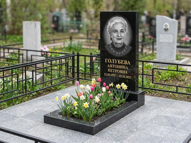 Портрет на памятнике в Краснодаре — Выцветший скан восстановили и награвировали на стеле