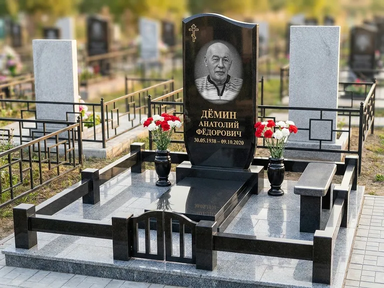 Портрет на памятнике в Краснодаре — Реставрация → гравировка на премиум-комплексе