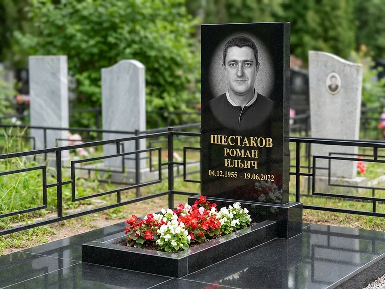 Портрет на памятнике в Краснодаре — Ч/б портрет → гравировка на стеле