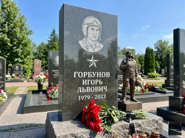 Гранитная фигура лётчика на памятнике военному со звездой в Краснодаре
