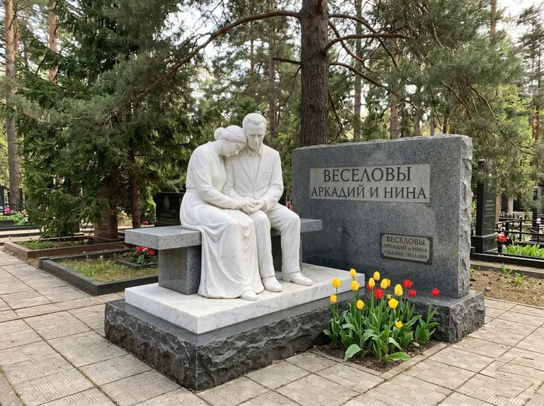 Мраморная скорбящая пара на эксклюзивном мемориале в Краснодаре