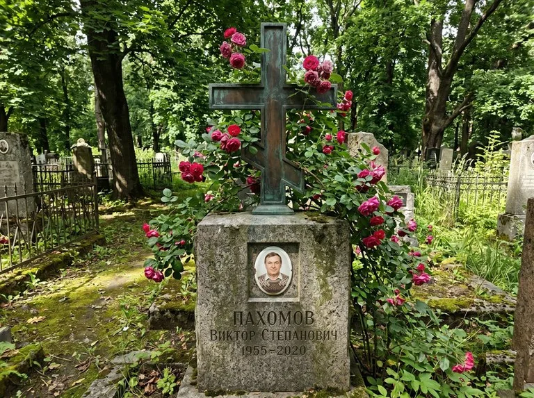 Бронзовый крест с розами на гранитной плите в Краснодаре
