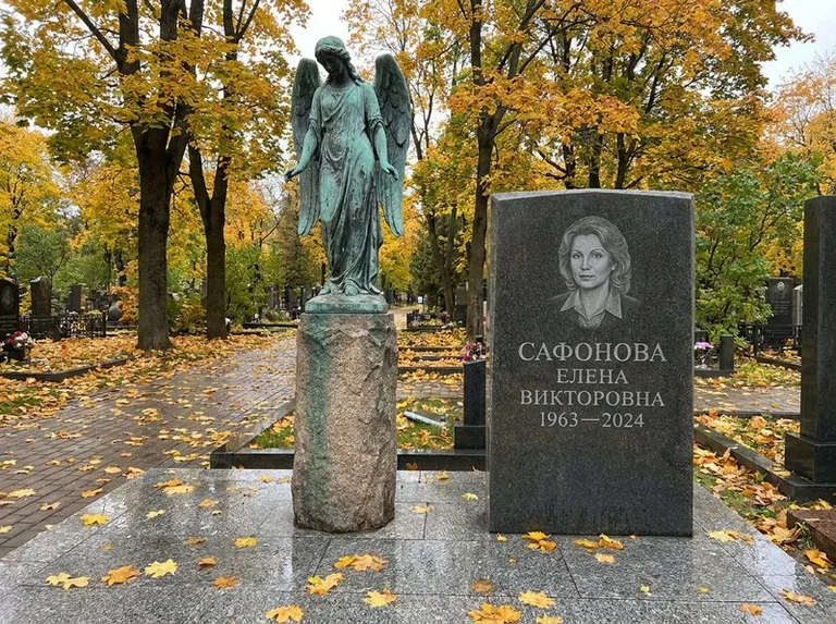 Бронзовый ангел на колонне рядом с памятником в Краснодаре