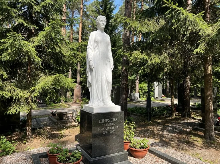 Ростовая женская фигура с портретным сходством на мемориале в Краснодаре
