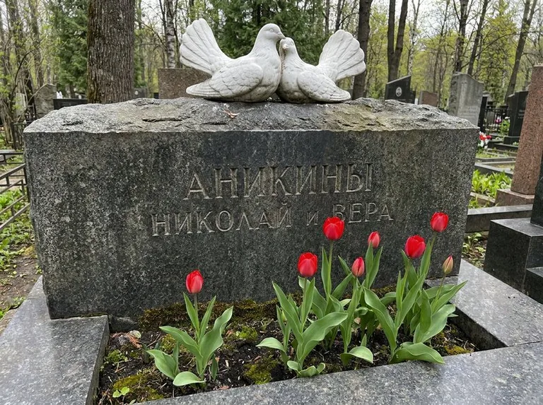 Пара голубей из литьевого мрамора на гранитной плите в Краснодаре