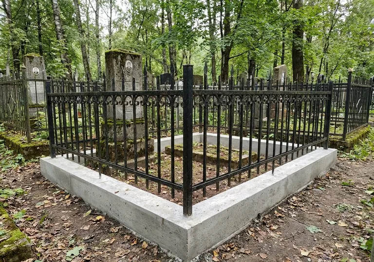 Установка ограды на бетонный поребрик по периметру в Краснодаре