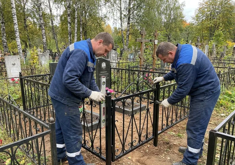 Монтаж и выравнивание ограды по уровню