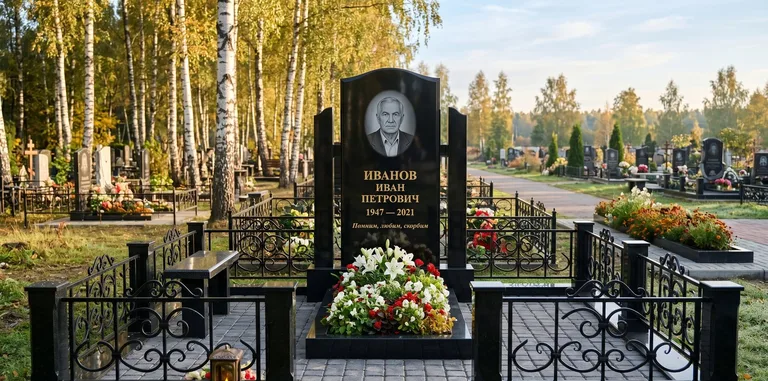 Мемориальный комплекс с цветником и оградой в Краснодаре