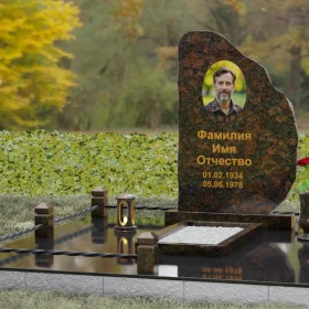Гранитный памятник-скала с кованой оградой - П123