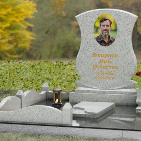 Гранитное надгробие с фигурными столбиками и мощением - П146