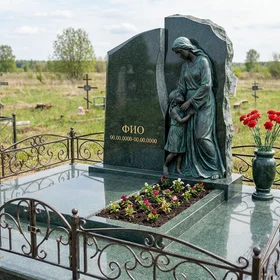 Литой бронзовый памятник в виде скалы со скорбящей матерью