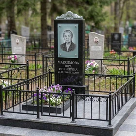 Изысканный гранитный памятник с акцентом из стекла