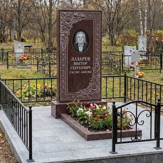 Резной памятник из красного гранита