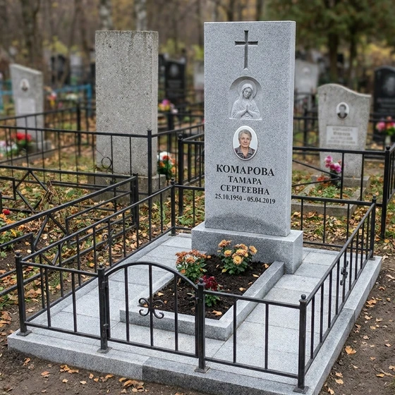Классический католический памятник из серого гранита