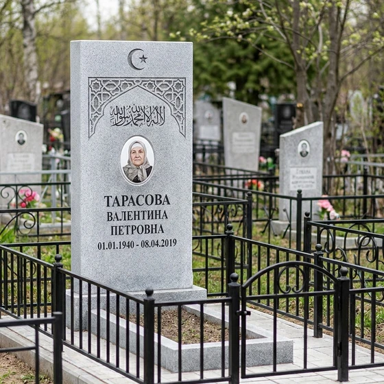 Исламский памятник из серого гранита с традиционным узором