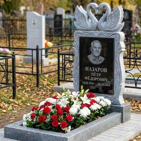 Мемориал с лебедями и сердцем из мансуровского гранита