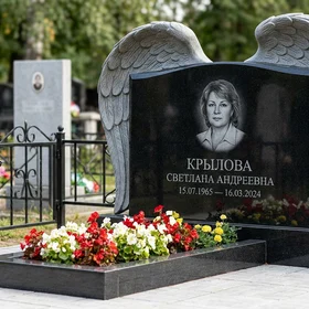 Памятник с парящими крыльями из черного габбро-диабаза