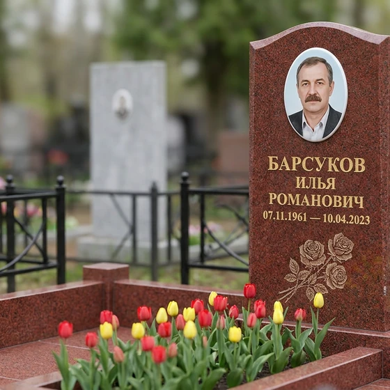Памятник с розой на стеле из лезниковского гранита