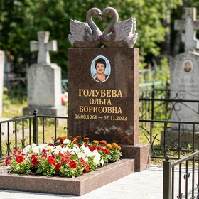 Памятник с парой лебедей и сердцем из крыльев из дымовского гранита