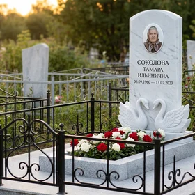 Памятник с парой лебедей из белого мрамора с фотопортретом