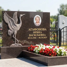Памятник с журавлем из дымовского гранита с фотокерамикой