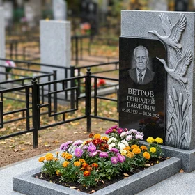 Памятник с журавлями из мансуровского гранита с портретом